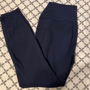 hey! these are rbx leggings size Medium they are a navy blue color.